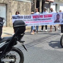 Familiares e amigos protestam contra morte de policial penal em BH - Jair Amaral/EM/D.A Press