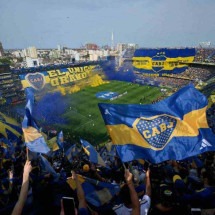 La Bombonera em dia de jogo do boca juniors:  o governo Milei tentou forçar a AFA a aceitar a possibilidade de os clubes serem controlados pelas SAD, o que foi criticado em peso pela comunidade do futebol