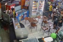 Cliente reage e impede assalto a padaria em famosa rua da capital