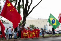 A claque patrocinada na chegada de Xi a Brasília