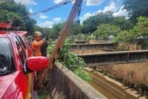 Mulher cai no Ribeirão Arrudas e é socorrida pelos bombeiros