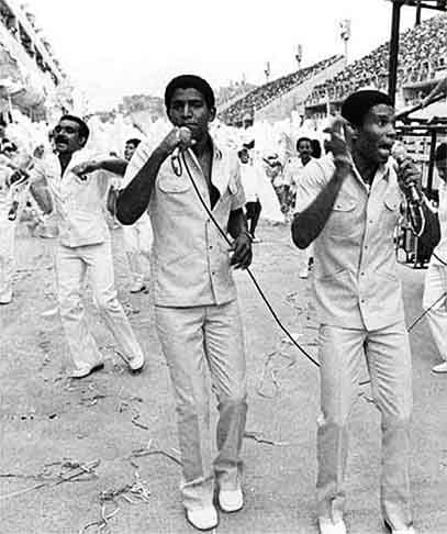 Com uma voz potente e afinada, estreou como puxador de samba no bloco Leão de Iguaçu, em 1970. Sem espaço entre os compositores de Salgueiro, Império Serrano, Portela e Mangueira, chamou a atenção de Cabana (Silvestre David da Silva), compositor dos primórdios da Beija-Flor.