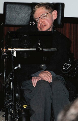 Stephen Hawking (1942-2018) - Físico e cosmólogo britânico, um dos mais prestigiados cientistas do século XX. Sofria de esclerose lateral amiotrófica, doença degenerativa, e usava a tecnologia para se comunicar por intermédio de um dispositivo gerador de fala. Ateu, defendia a ciência como ponto de união dos povos. 