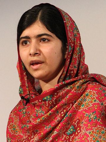 Malala Youtsafzai - Ativista paquistanesa, nascida em 12/7/1997, pessoa mais jovem a ser laureada com o Prêmio Nobel da Paz, aos 17 anos. Conhecida por sua luta pelos direitos das mullheres no país onde talibãs tentam impedir até o seu estudo. 