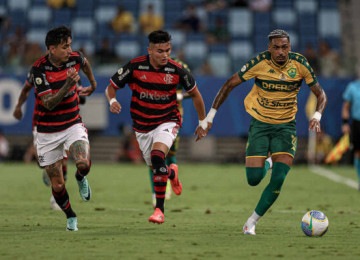 O Flamengo visitou o Cuiabá, nesta 4ª feira (20/11), pela 34ª rodada do Brasileirão. Veja como o J10 avaliou a performance dos Rubro-Negros, que venceram por 2 a 1. Foto: Crédito: AssCom Dourado -  (crédito: Crédito: AssCom Dourado) -O Flamengo visitou o Cuiabá, nesta 4ª feira (20/11), pela 34ª rodada do Brasileirão. Veja como o J10 avaliou a performance dos Rubro-Negros, que venceram por 2 a 1. Foto: Crédito: AssCom Dourado -  (crédito: Crédito: AssCom Dourado)