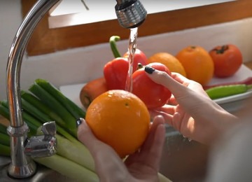 Preparar alimentos com antecedência facilita o dia a dia, , deixando tempo livre para tarefas e lazer. Mas o congelamento requer atenção a procedimentos essenciais. Começando pela higiene, é crucial lavar as mãos e utilizar utensílios limpos para evitar contaminação. -  (crédito: - Reprodução / Youtube Canal BBC News Brasil)