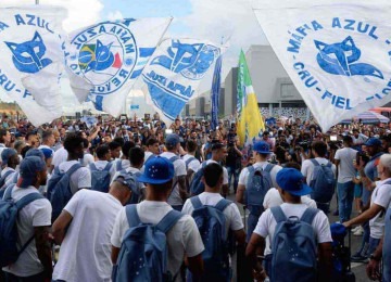 A torcida foi ao aeroporto de Confins para despedir do Cruzeiro, que agora tem foco apenas na decisão da Copa Sul-Americana -  (crédito: Túlio Santos/EM/D.A Press)