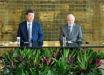 O presidente Lula e o presidente chinês Xi Jinping assinaram 37 acordos bilaterais ontem
 -  (crédito: Evaristo SA/AFP)