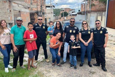 Polícia "escoltou" o pequeno Bryan do aeroporto até sua casa em Betim -  (crédito: Edésio Ferreira/EM/D.A Press)