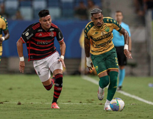 ALCARAZ  - Juntamente com Pulgar foi o responsável pela criação do meio de campo fazendo uma boa partida, principalmente quando dava velocidade aos lances. Faltou buscar mais finalizações - NOTA 6,5 - Foto: Marcelo Cortes /CRF