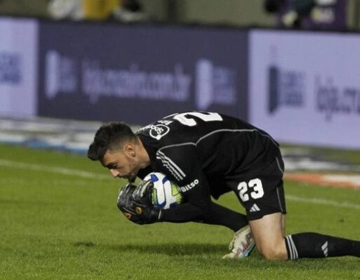 RAFAEL   -  Boas defesas no início do jogo e mostrou segurança na maioria dos lances . O gol que sofreu foi à queima-roupa. Garantiu o 1 a 1 com uma defesa importante no fim.  - NOTA 7,0 - Foto: Rubens Chiri/SPFC