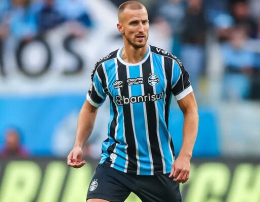 RODRIGO ELY - Grande nome da defesa tricolor do ano, o zagueiro transmitiu segurança enquanto esteve em campo. Não se destacou, porém não comprometeu em nenhum momento. Saiu lesionado no final do primeiro tempo e preocupa para a sequência do Brasileirão. Nota: 6,0 (Foto: Lucas Uebel/Grêmio)