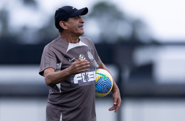 TÉCNICO: RAMÓN DIAZ - Boa estratégia fazer pressão e marcação alta no início. Deu certo e aos 15 minutos o time vencia por 2 a 0. Mas o forte calor impactou e o time chegou a passar algum sufoco na reta final, embora pedesse gols.  NOTA 6,0. Foto: Rodrigo Coca / Ag. Corinthians