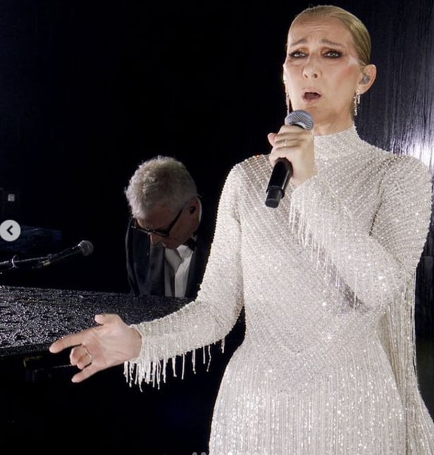 Ela não só reviu o monumento francês como também foi a grande atração na Torre Eiffel, ao fazer uma apresentação deslumbrante na abertura dos Jogos Olímpicos de Paris. Celine cantou lindamente e emocionou o mundo ao superar as dificuldades impostas pela doença e deixar uma marca inesquecível no evento esportivo. 