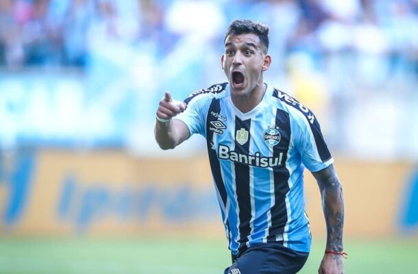 CRISTALDO - Grande destaque na linha do Tricolor. Apareceu diversas vezes, com pases no terço final do campo e participou do lance que evitou a derrota. Nota: 7,0.  (Foto: Lucas Uebel/Grêmio)