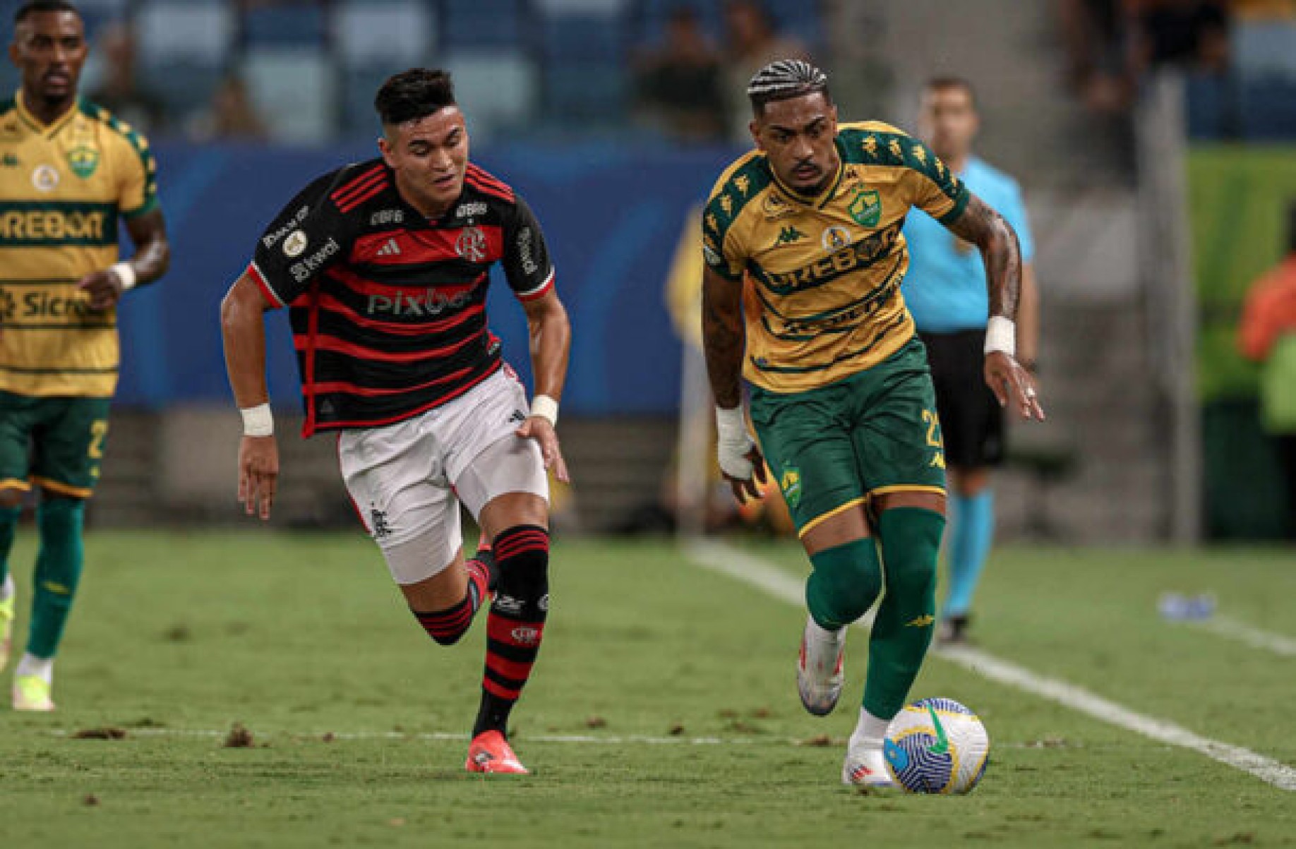 Garotos do Ninho marcam na virada do Flamengo sobre o Cuiabá