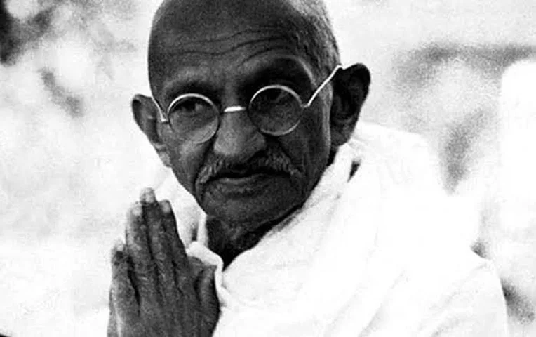 Gandhi (1869-1948) foi o maior nome da luta anticolonialista na Índia - mas sempre sem violência - e um dos maiores pacifistas do planeta. Advogado, inspirou movimentos pelos direitos civis no mundo inteiro. E pelo poder da pregação da paz conquistou a liberdade em seu país. 