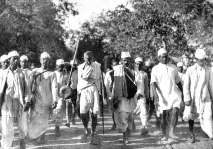 Em 12/3/1930, Mahatma Gandhi liderou a Marcha do Sal, uma caminhada pacífica de quase 400 km, em protesto contra o imposto cobrado pelo sal e, por extensão, contra a dominação inglesa na Índia. Foram 25 dias, parando de cidade em cidade, enfatizando para o mundo uma mensagem contrária à colonização. 