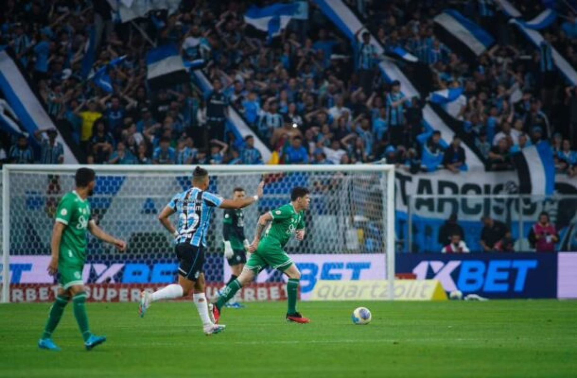 Grêmio marca no fim e arranca empate contra o Juventude