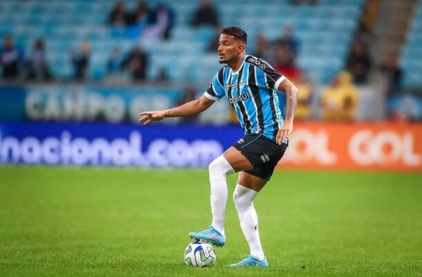 REINALDO - O lateral deixou muito a deseja. Com vários passes errados, cruzamentos que não deram em nada e ainda cometeu um pênalti após sair jogando errado. Foi um dos mais criticados pela torcida tricolor presente. Nota: 4,5.  (Foto: Lucas Uebel / Grêmio)