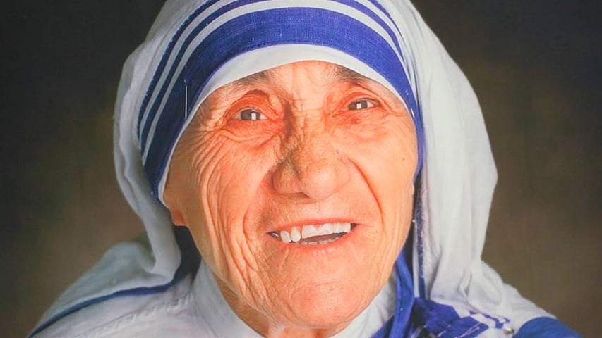 Madre Teresa de Calcutá (1910-1997) - Em 17/10/1979, ela ganhou o Prêmio Nobel da Paz. Religiosa católica albanesa naturalizada indiana, fundou a Congregação das Missionárias da Caridade, que tem 5 mil membros em 139 países. Foi canonizada em 2016. Tornou-se a Santa Teresa de Calcutá. 