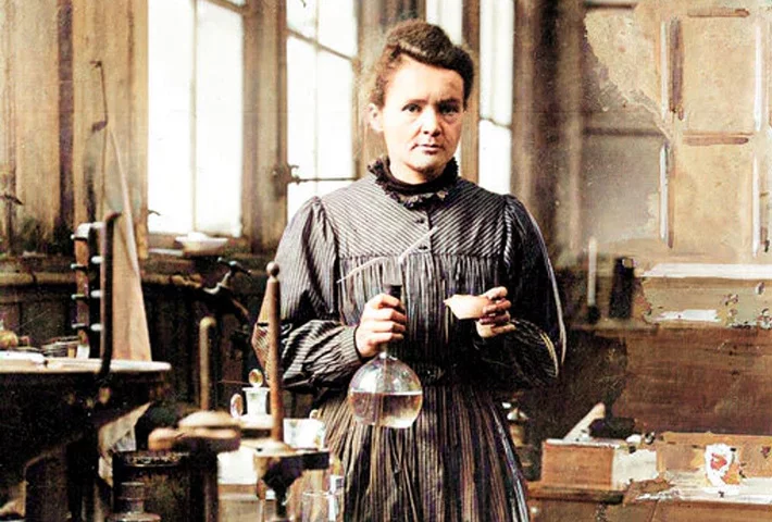 Marie Curie (1867-1934) - Física e química polonesa naturalizada francesa, conduziu pesquisas pioneiras de radioatividade. Primeira mulher a ganhar Prêmio Nobel, única a recebê-lo em dois campos diferentes: Física (1903) e Química (1911). Na I Guerra Mundial, fez unidades de raio-x móvel para hospitais de campanha. 