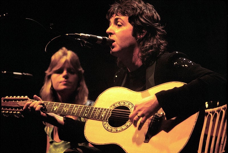 Paul McCartney, com quinze anos, juntou-se a eles como guitarrista rítmico logo depois que conheceu Lennon. Em 1958, o música convidou seu amigo George Harrison para assistir à banda e fazer um teste.