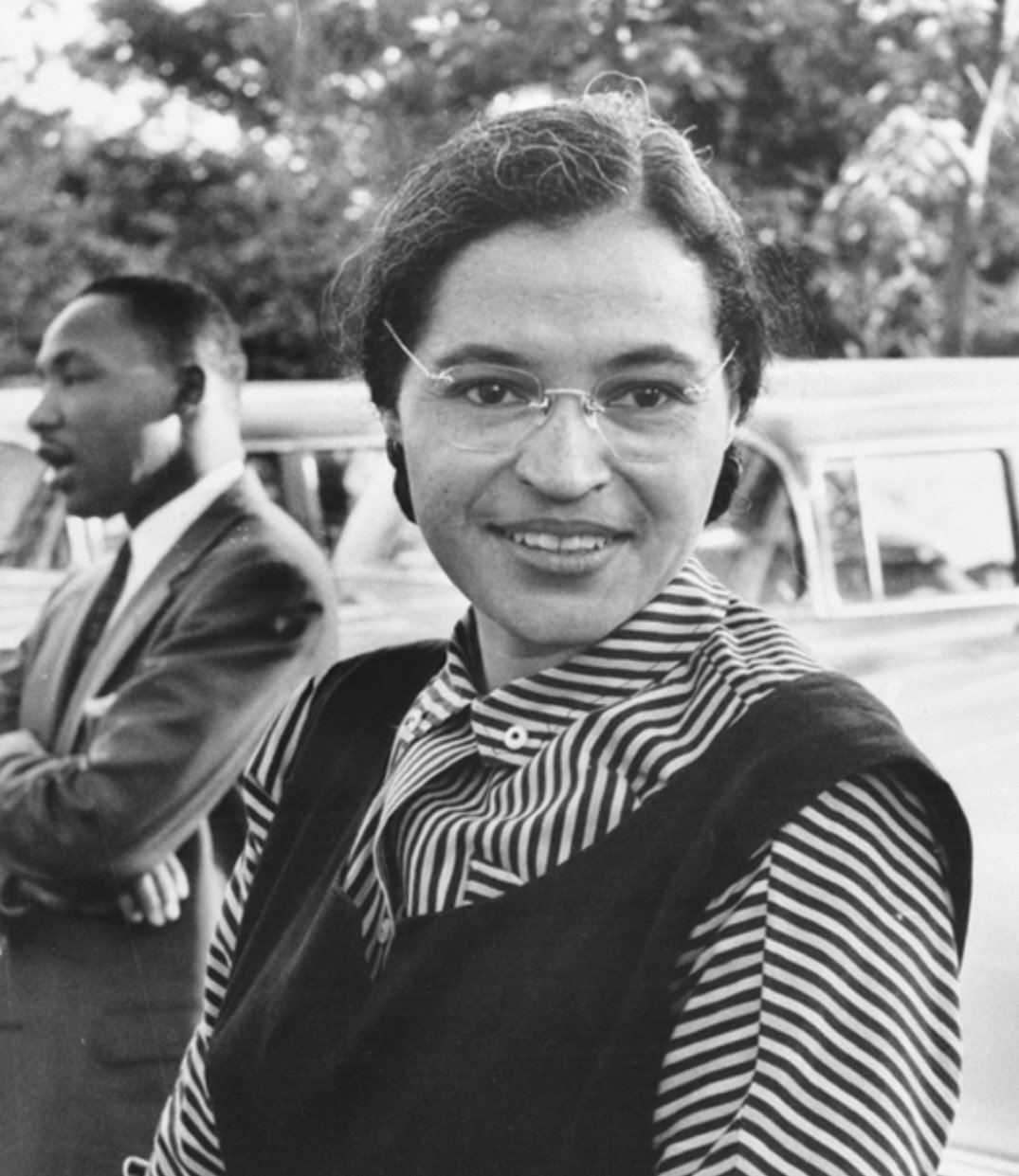 Rosa Parks (1913-2005) - Nascida em Tuskegee, pequena cidade do Alabama, em 4 de fevereiro de 1913, tornou-se uma figura histórica.  Morreu em 24/10/ 2005, deixando um forte legado da luta antirrascista no planeta.