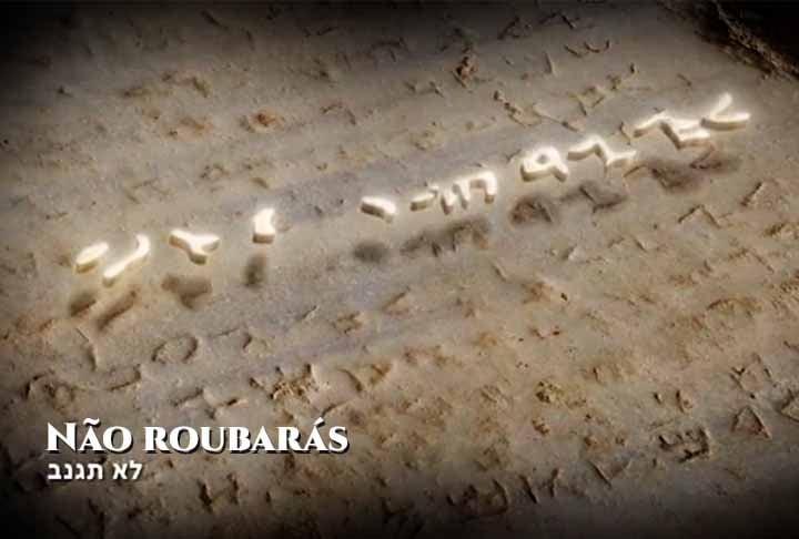 Apesar de sua relevância histórica, o valor da descoberta não foi plenamente reconhecido na época. Assim, a pedra acabou sendo reutilizada como pavimentação na entrada de uma residência, onde permaneceu por cerca de 30 anos. 