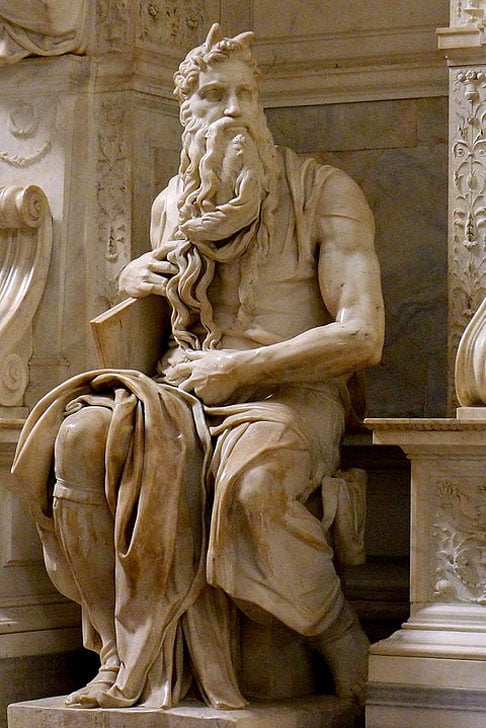 Moisés - A bela escultura ornamenta o túmulo do Papa Júlio II e tem veracidade tão impressionante que, ao terminar a obra, conta-se que Michelangelo gritou: 