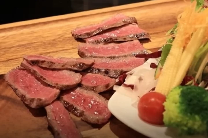 Ainda hoje, a carne de baleia é servida em almoços escolares na região de Shimonoseki.