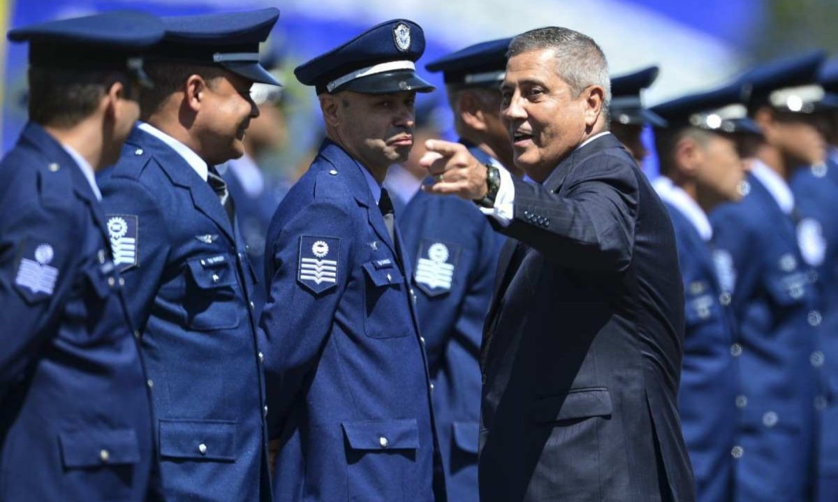 Braga Netto (dir.) durante uma cerimônia militar em Brasília enquanto ainda era ministro da Defesa, em 2022 -  (crédito: Marcelo Camargo/Agência Brasil)