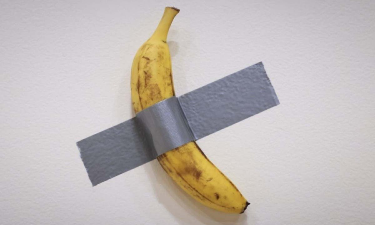 Banana fresca colada na parede, obra provocativa de Maurizio Cattelan – foi comprado por US$ 6,2 milhões em 20 de novembro de 2024 por um empresário de criptomoeda em um leilão em Nova York -  (crédito: kena betancur / AFP)