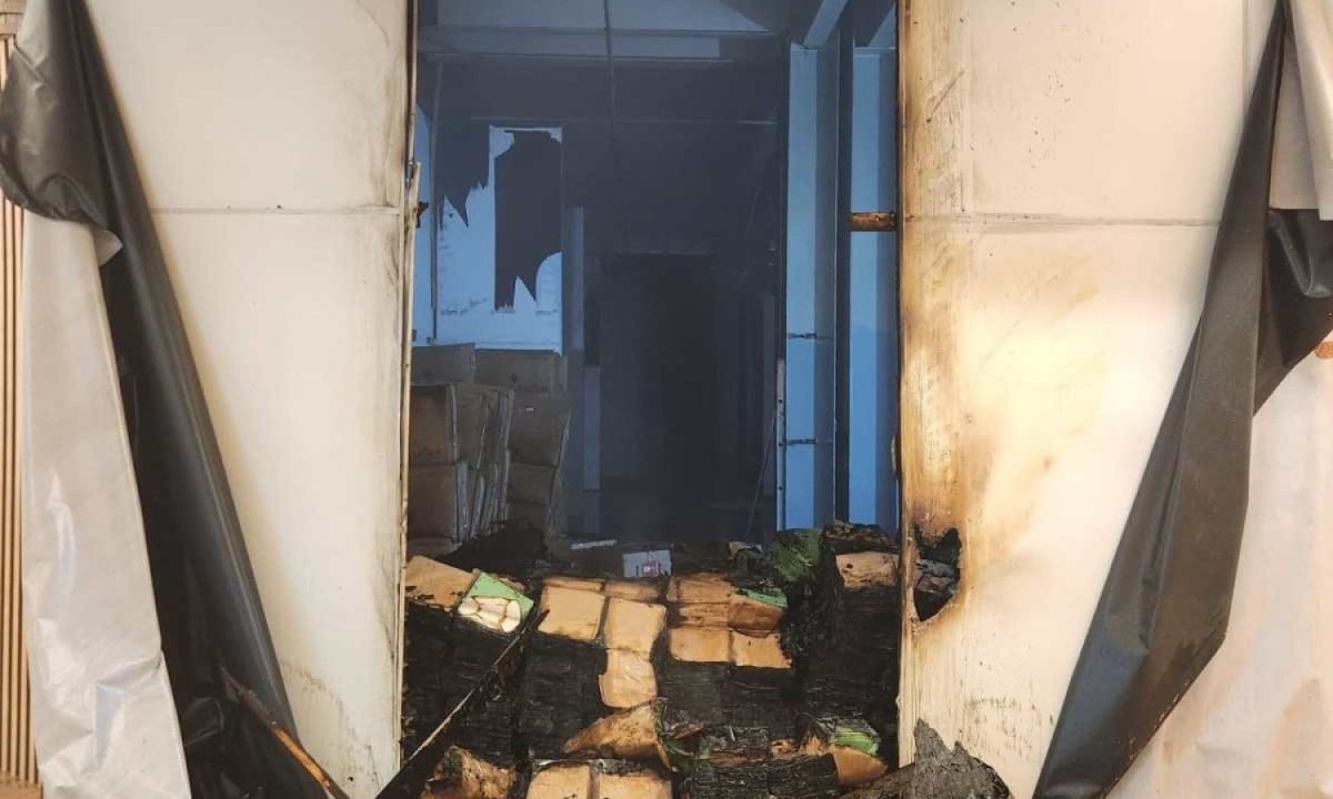 Incêndio no quarto andar do Diamond Mall, na Região Centro-Sul de BH, deixou rastros de destruição no local -  (crédito: CBMMG)