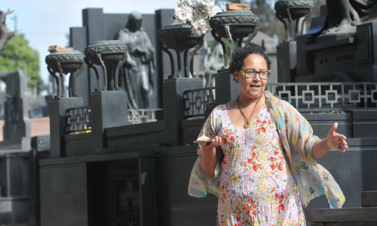 Última visita guiada ao Cemitério do Bonfim acontece neste domingo (24/11). Na foto, Marcelina Almeida, Professora da UEMG e uma das coordenadoras do projeto -  (crédito:  Gladyston Rodrigues/EM)