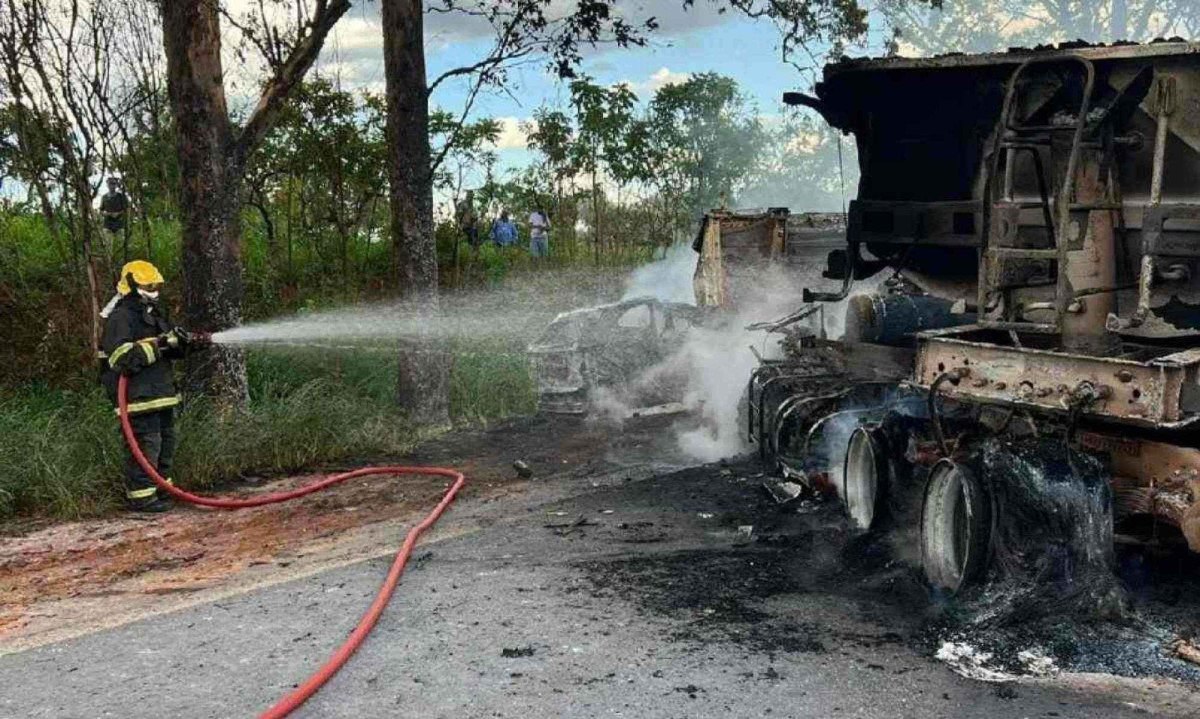 Os dois veículos envolvidos no acidente ficaram totalmente incendiados Os dois veículos envolvidos no acidente ficaram totalmente incendiados