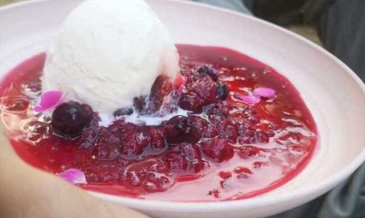 Sorvete de rosas com azeite de cardamomo, coullis de framboesas e blueberry feito para o banquete "Os Jardins de Monet" em maio deste ano -  (crédito: Lamounier Lucas/Divulgação)