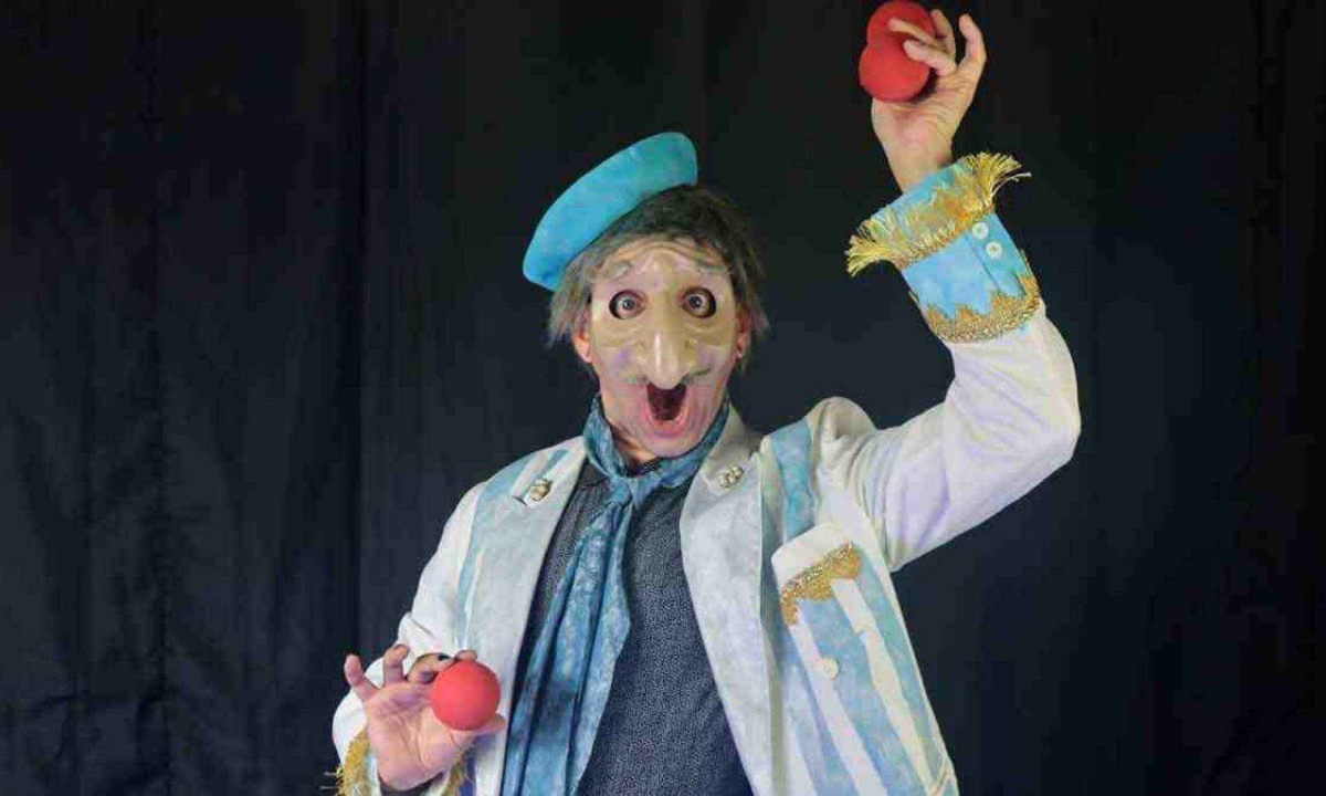 Ricardo Ikier,  pesquisador e colecionador de máscaras, vive cinco personagens do mundo do circo em 