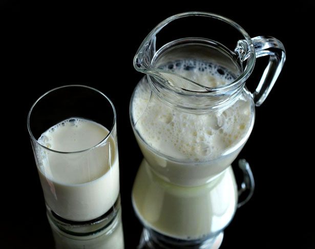 Um dos motivos é a presença da lactose, proteínas e gordura, que tornam a eliminação de fluidos do estômago mais lenta. Isso faz com que o processo de hidratação fique mais prolongado, gerando uma maior saciedade.