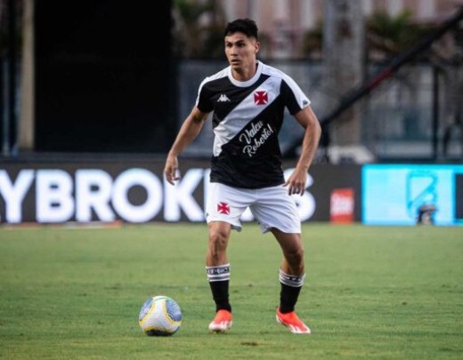 GALDAMES: Galdames, aparentemente com uma saída de bola melhor que Hugo Moura, entrou para ser o elo entre a defesa e o ataque. No entanto, teve uma atuação muito ruim, ficando sumido entre os jogadores do Internacional. No gol do Colorado, deixou espaços e não conseguiu impedir a finalização de Wesley. Não justificou a titularidade. NOTA: 4,0.  - Foto: Leandro Amorim/Vasco