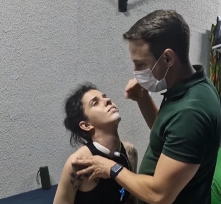 Vídeo mostra reabilitação de jovem que teve reação alérgica após cheirar pimenta