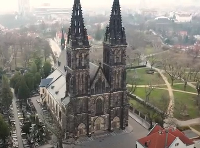 Castelo de Vyšehrad - Segundo a lenda, Vyšehrad foi o primeiro local de Praga habitado, fundado no século X. Hoje, as ruínas do castelo, sua basílica e o cemitério onde estão enterrados muitos tchecos famosos, como o compositor Antonín Dvo?ák, são um importante ponto turístico.