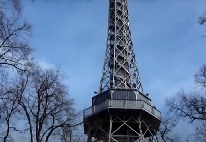 Colina Petrin (Pet?ínské sady) - A Colina Petrin é um grande parque que oferece vistas espetaculares de Praga. No topo, a Torre de Observação de Petrin, construída em 1891 e inspirada na Torre Eiffel, é um dos marcos mais reconhecíveis da cidade.