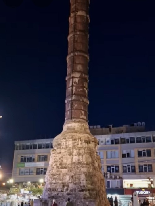 Coluna de Constantino (Çemberlita?) - Erguida em 330 d.C. para celebrar a fundação de Constantinopla, a Coluna de Constantino, também conhecida como Coluna Queimada, é um dos marcos históricos mais antigos de Istambul.