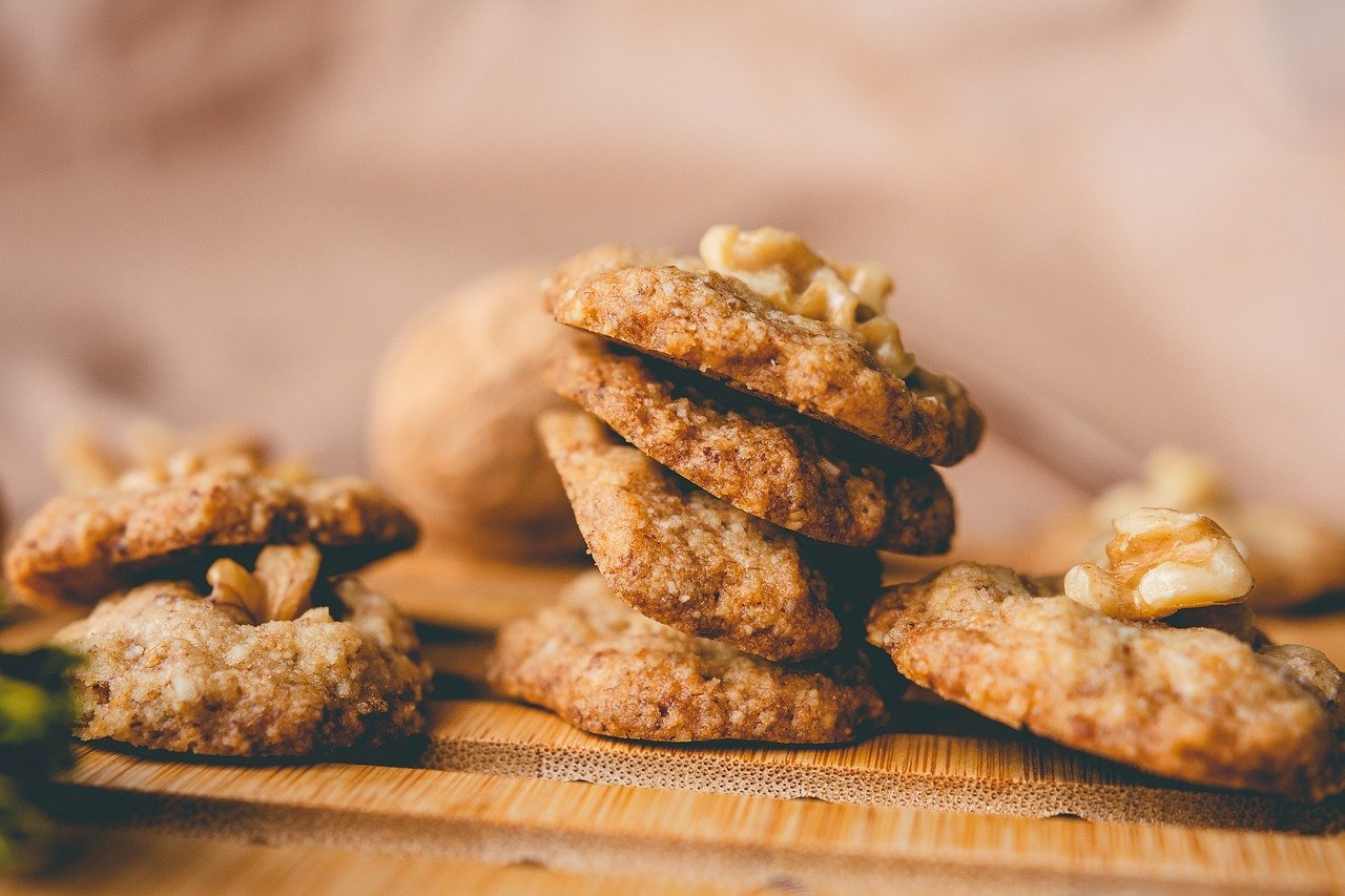 Biscoitos integrais com nozes também são muito procurados. Podem ser comprados em lojas de alimentos naturais ou ser preparados em casa. 