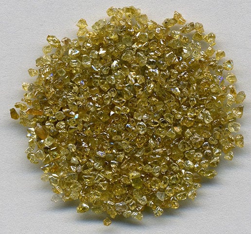 O diamante é uma das pedras mais valiosas do mundo. Ele não existe em abundância na natureza. E enche os olhos com seu brilho magnifico. 