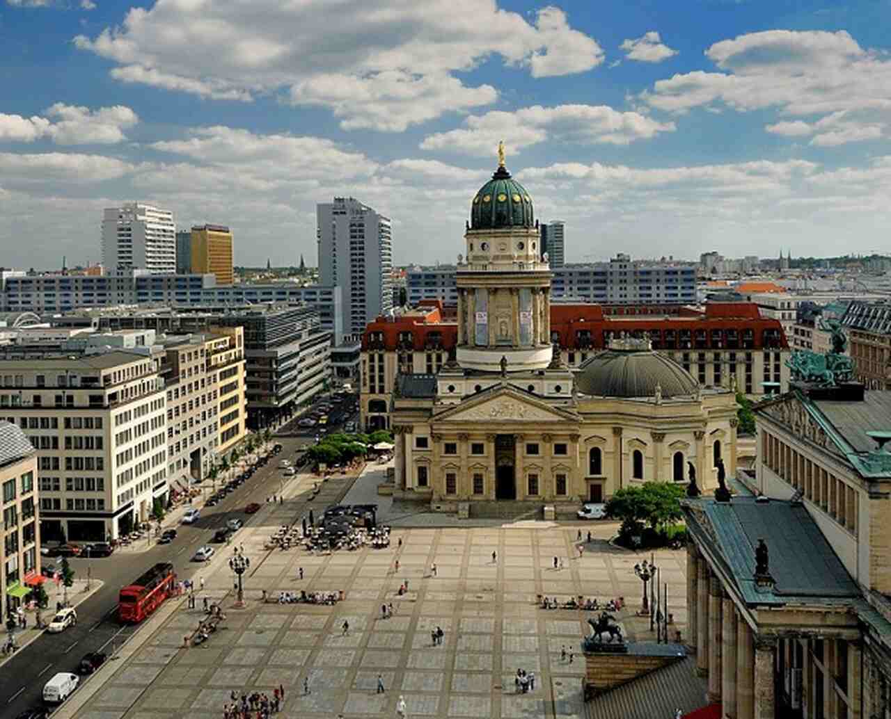 Gendarmenmarkt - Descrição: Considerada uma das praças mais bonitas de Berlim, Gendarmenmarkt é conhecida pelas catedrais Francesa e Alemã, e pelo Konzerthaus, um teatro clássico construído no século XIX - Localização: Mitte - Referências Históricas: A praça foi estabelecida no século XVII e é um exemplo da arquitetura neoclássica de Berlim