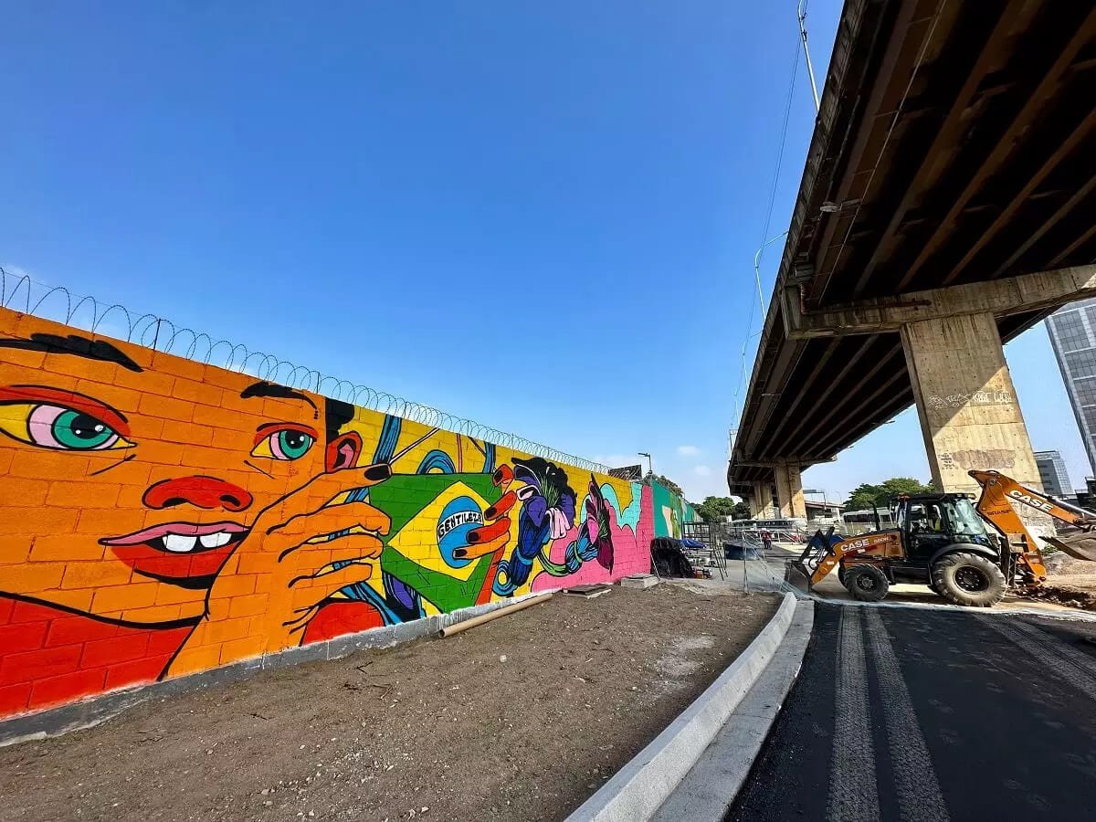 Com inspiraÃ§Ã£o nas obras do Profeta Gentileza, viadutos, terminais e passarelas do corredor Transbrasil envolvem grafites ao longo dos seus 26 km de extensÃ£o. 