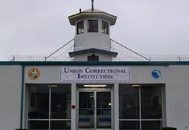 Ele vai aguardar na Instituição Correcional da União, local onde ficam os presos condenados à pena capital na Flórida. Deadpool pediu para agilizar pois quer morrer logo.
