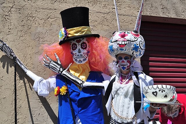 Na comemoração do Dia dos mortos, são feitas diversas homenagens, como os altares, as caveiras de açúcar, os esqueletos com roupas e adereços, as flores decorativas e a famosa 